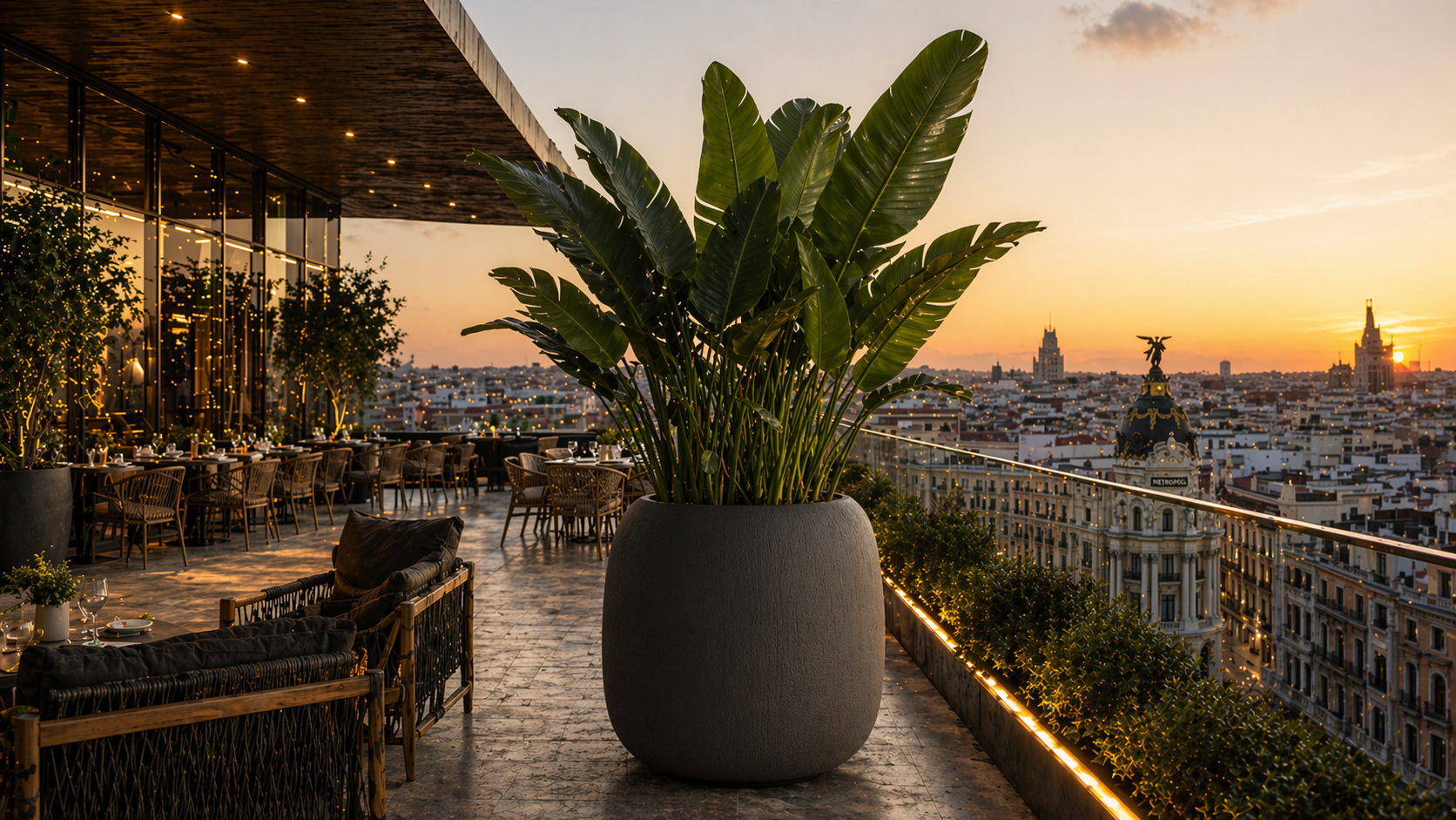 Jardinera arquitectónica OZARUM en rooftop urbano