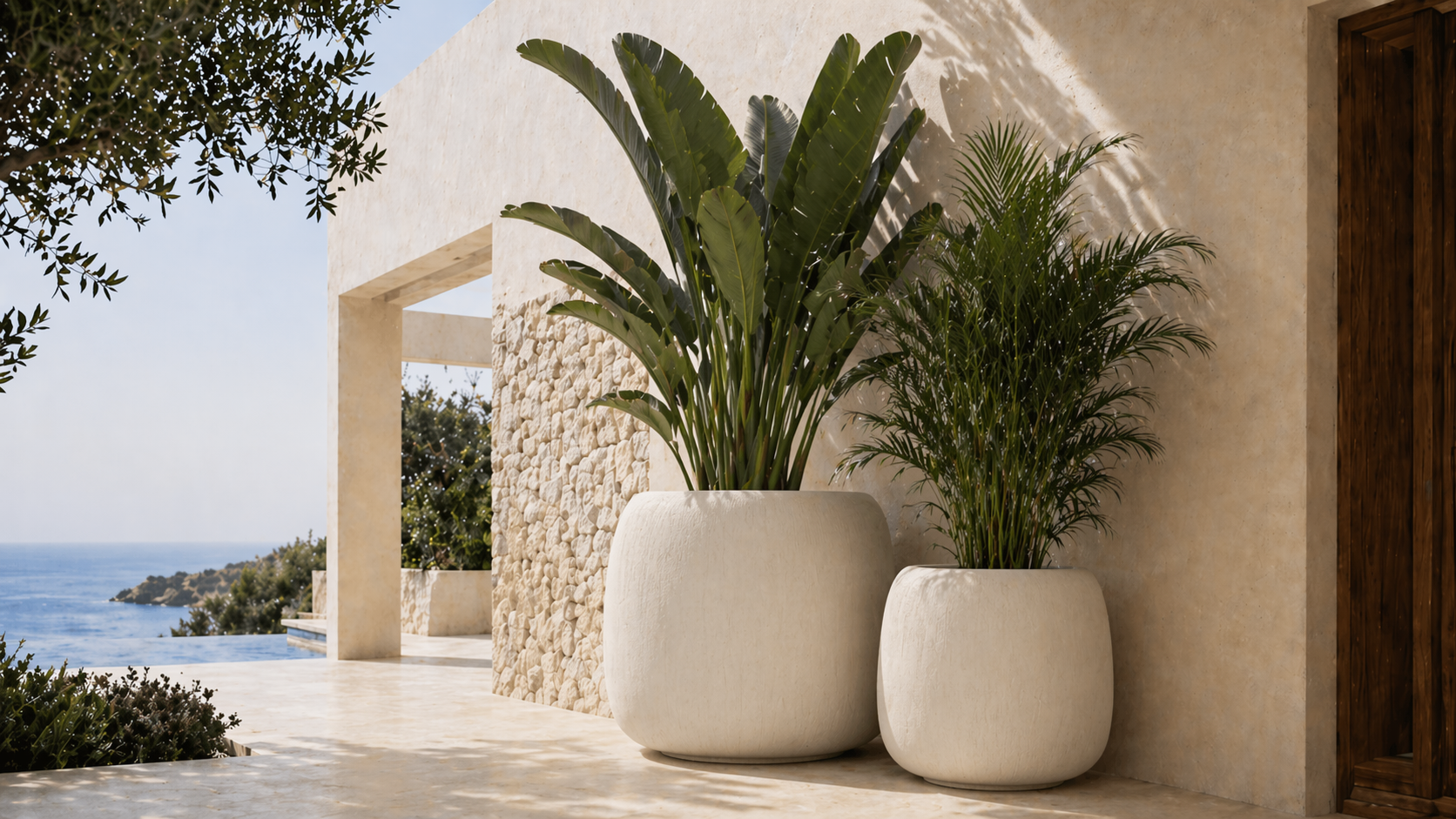 Maceteros Cocoon OZARUM en villa mediterránea frente al mar